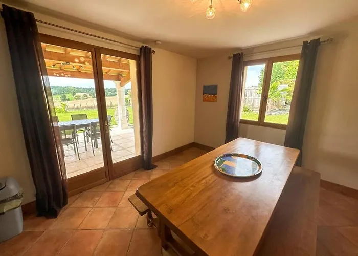 Cosy Remote Work Retreat 9 Guests Aubeterre 度假居 *