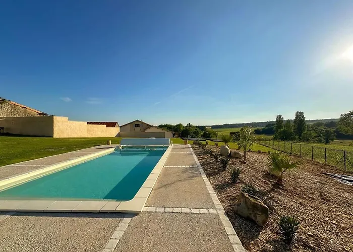 Cosy Remote Work Retreat 9 Guests Aubeterre 度假居